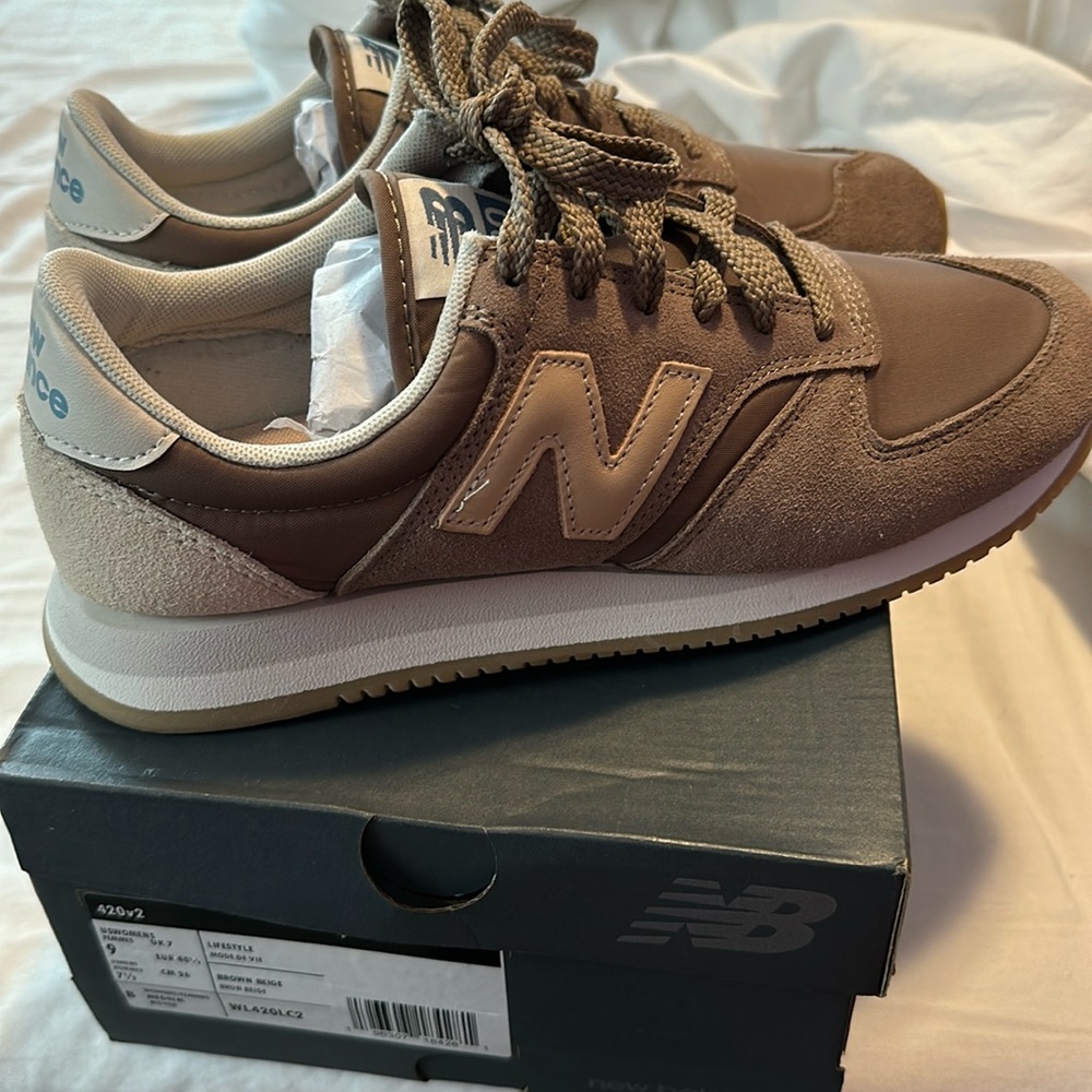 NEW BALANCE
420 V2 SNEAKER - WOMEN'S